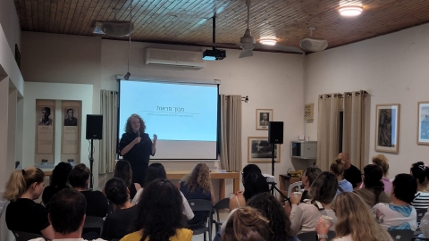 מעיין קרת בהרצאה על דימוי גוף חיובי.jpg