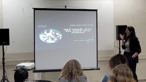 ההרצאה על הורות רלוונטית למתבגרים לאחר פרידה עם אתי עוזר.jpg