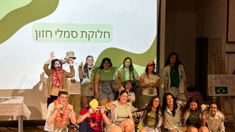 חניכים ומדריכים על הבמה.jpeg