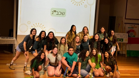 קבוצת שכבה בוגרת על הבמה.jpeg