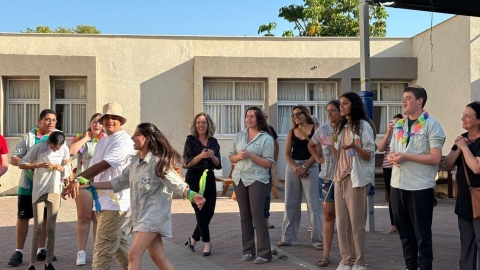 ראשת המועצה רותם ידלין בטקס הסיום עם החיניכים והמדריכים.jpeg