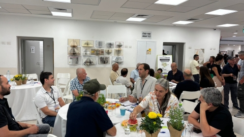 שולחנות עגולים.jpg