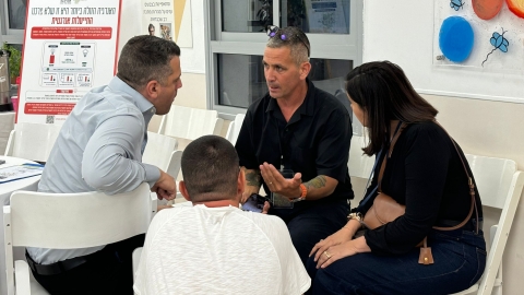 סגן ראשת המועצה אלעד לוי בשולחנות עגולים.jpg