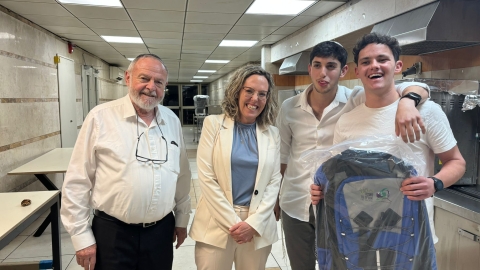 ראת הממועצה רותם ידלין עם מסיימים מהישיבה.jpeg