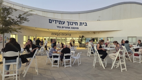 אנשים לפני ההופעה ברחבת הקפה.jpg