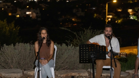 צלילים חיים בהופעה בחוץ.jpg