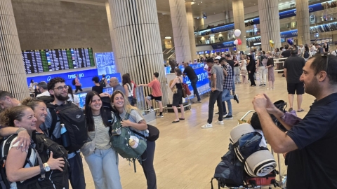 חניכות וחניכים מהצוות הבוגרשל להב וסופה בשדה התעופה.jpeg