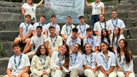 קבלת שבת עם לבוש חאקי חגיגי  החניכים מחזיקים תמונה של רסר אסף כפרי זכרו לברכה .jpeg