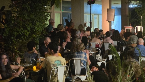 קהל בקפה.jpeg