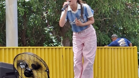 זמרת שהופיעה בפני הילדים.jpeg