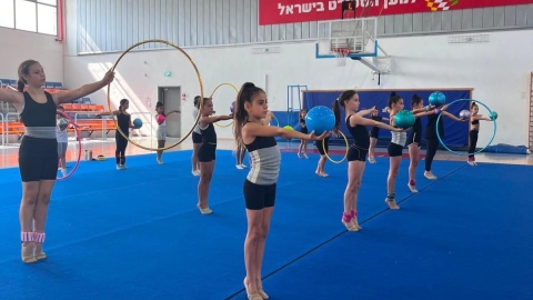 בנות בסטודיו מתאמנות עם חישוק.jpeg