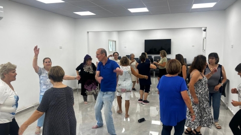 ותיקים בסדנת תנועה.jpeg