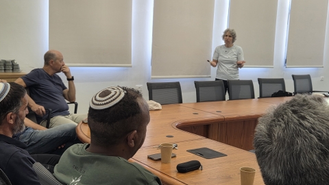 מקשיבים להרצאה.jpg