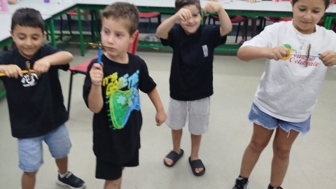 ילדין בקייטנה.jpeg
