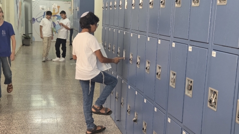 ילד פותח לוקר בחטיבה ישיבת שעלבים.jpg