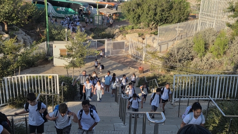 ילדים עולים במדרגות בבית ספר עתידים.jpg
