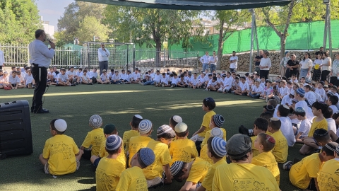 מנהל בית ספר שלהבת בנים מדבר עם התלמידים.jpg