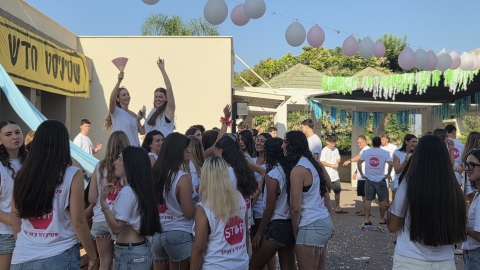שמיניסטיות בתיכון הרצוג.jpg