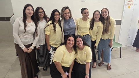 תלמידות אולפנה עם רותם ידלין ראשת המועצה.jpg