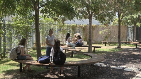תלמידות מתיכון איתן יושבות בהפסקה.jpg