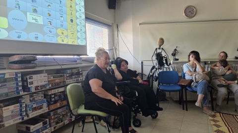 ויקי והמטפלת שלה .jpg