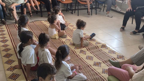 ילדים בתחנת תקשורת.jpg