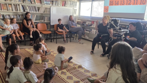 ילדים מקשיבים בחתנת תקשורת.jpg