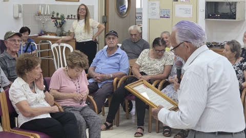 ותיק מהמרכז יום מברך בשם כולם.jpg