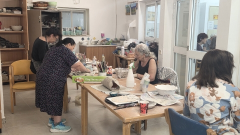 נשים ותיקות יוצרות בסטודיו.jpg