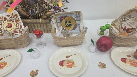 שולחן מקושט.jpg