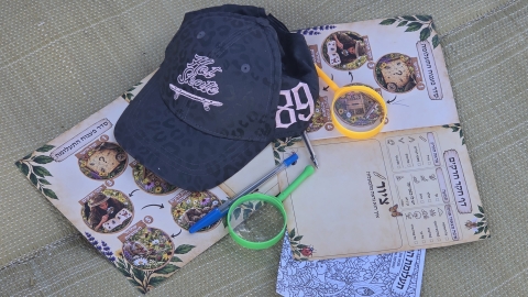 חוברות כובע וזכוכית מגדלת.jpg