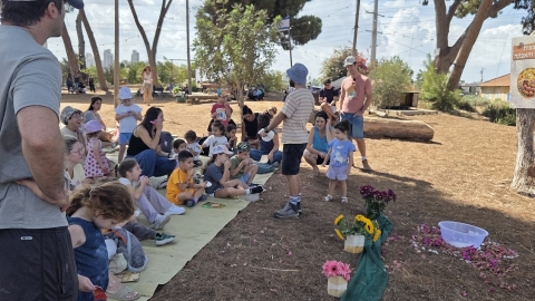 ילדים מכינים פצצות האבקה.jpg