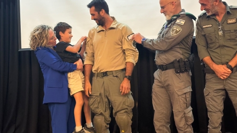 ילד מעניק דרגות.jpeg
