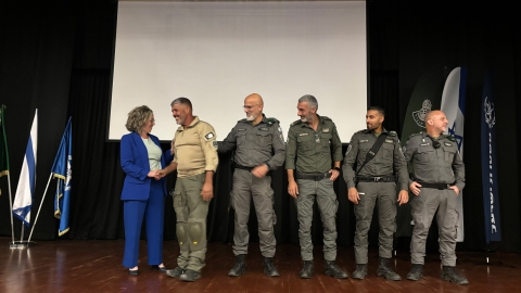 מתנדב על הבמה מקבל דרגות.jpeg