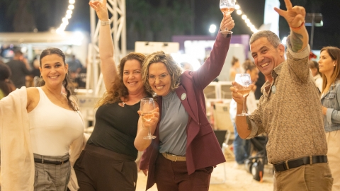 ראשת המועצה רותם ידלין ובסגן המועצה אלעד לוי בספטיבל עם חוגגים.jpg
