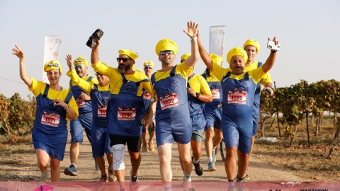 קבוצה שהתחפשו למיניונים.jpg