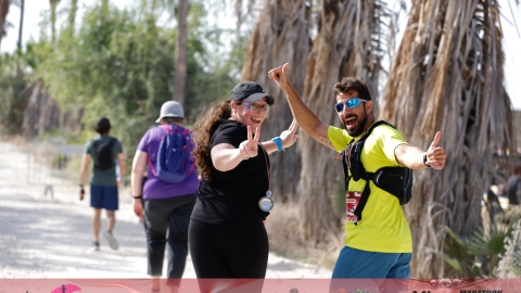 רצים בשדרת הדקלים.jpg